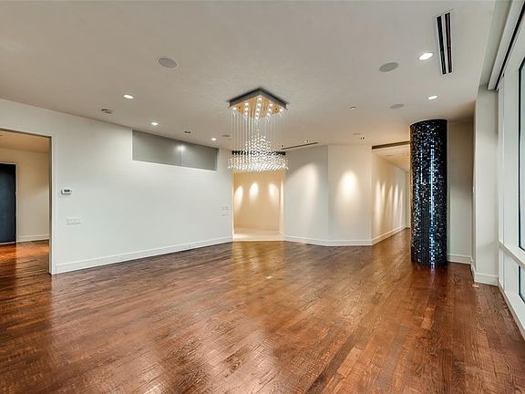 4th image of 2408 Victory Park Ln APT 1234