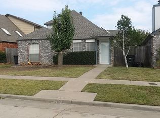 2404 Lakecrest Dr, Moore, OK 73170