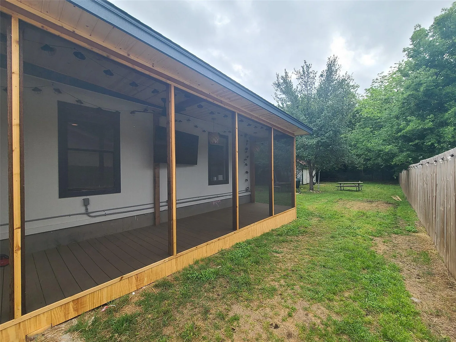 3 bed, 1.0 bath, 1000 sqft, $2,400 — Photo 4