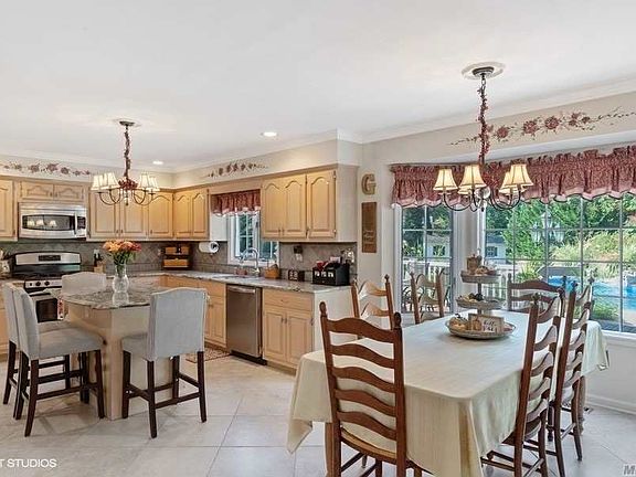 4th image of 2 Ashford Ln