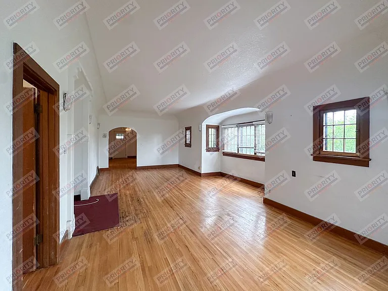 402 S Warren Ave — Photo 3