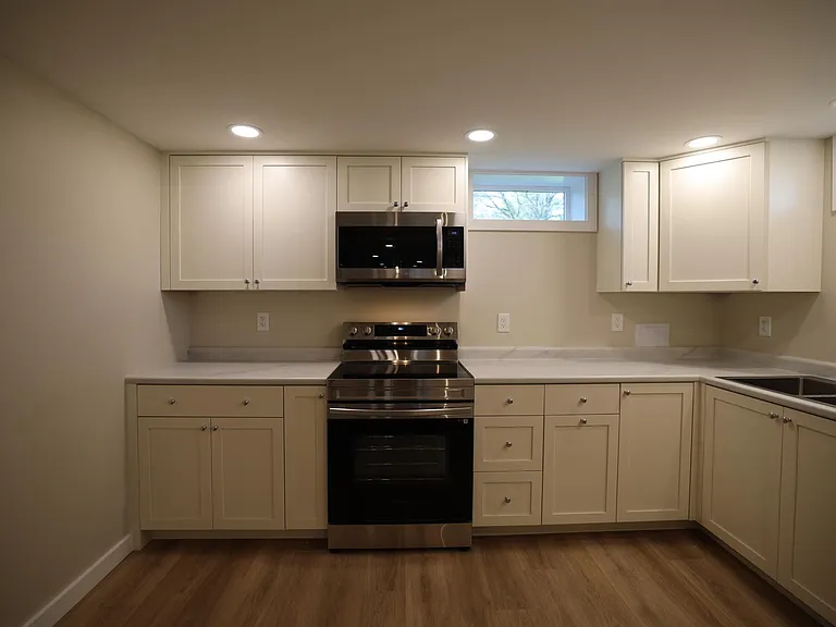 1534 N Woodburn Ave #B — Photo 8