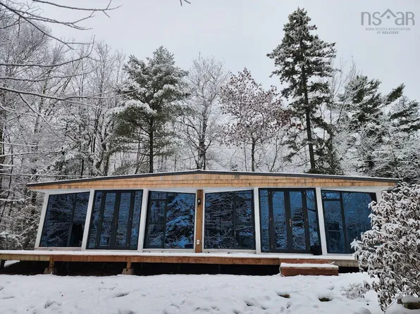 25 Hirtle Dr, Lunenburg, NS B0R 1E0