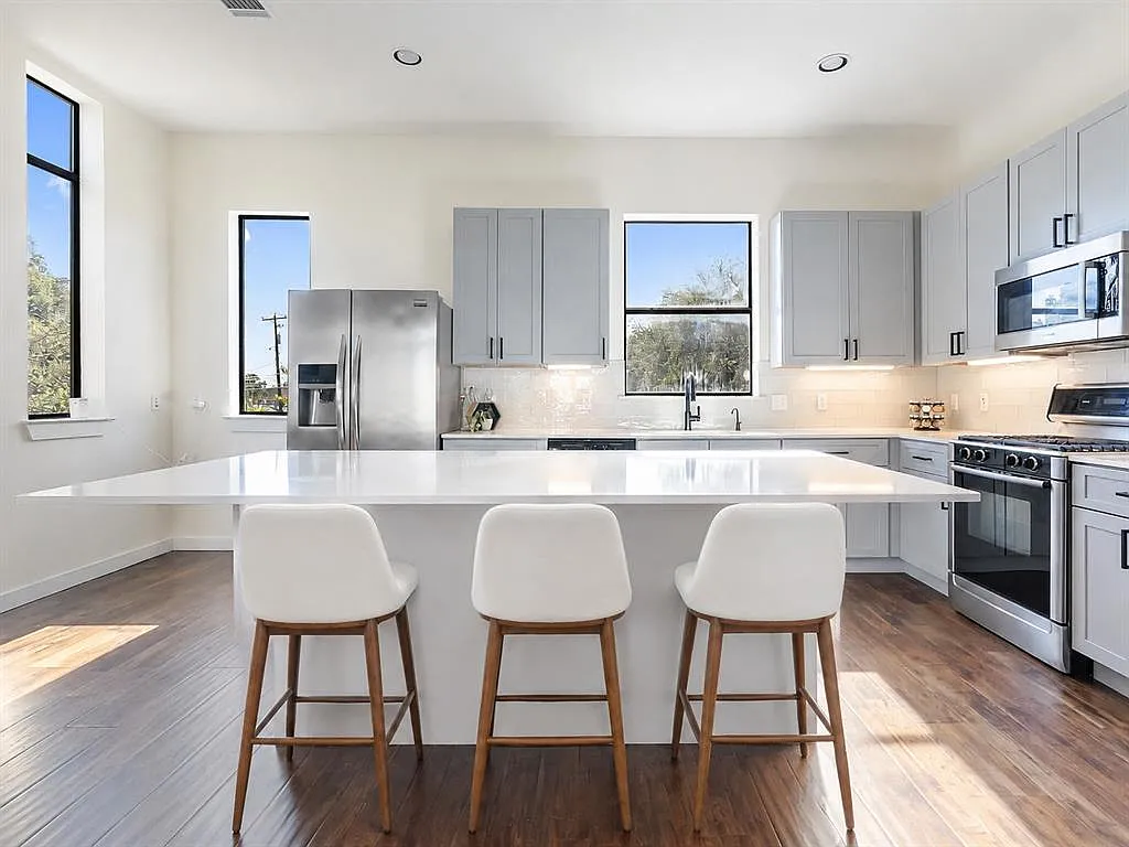 3 bed, 2.5 bath, 1828 sqft, $2,650 — Photo 2