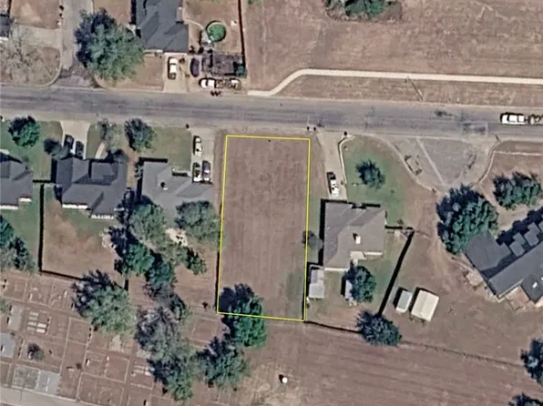 805 E 2nd St, Cuero, TX 77954