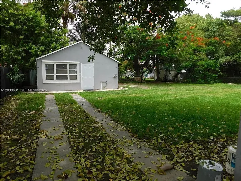 1605 NW 26th St #B — Photo 1