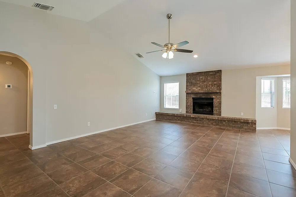 3 bed, 2.0 bath, 1786 sqft, $2,160 — Photo 4