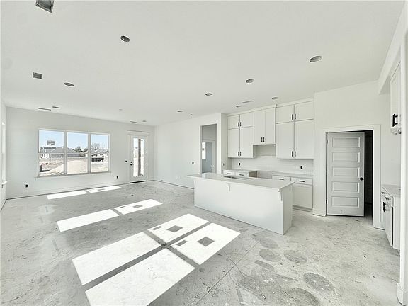 5th image of 187 S Maroon Ave