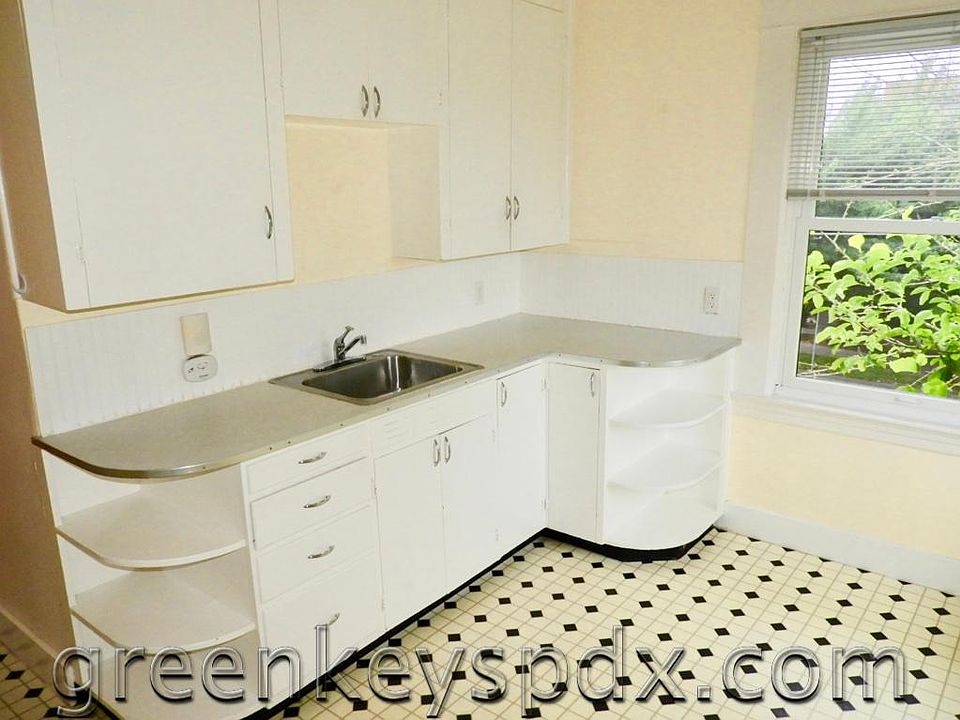 Kitchen with curved shelves