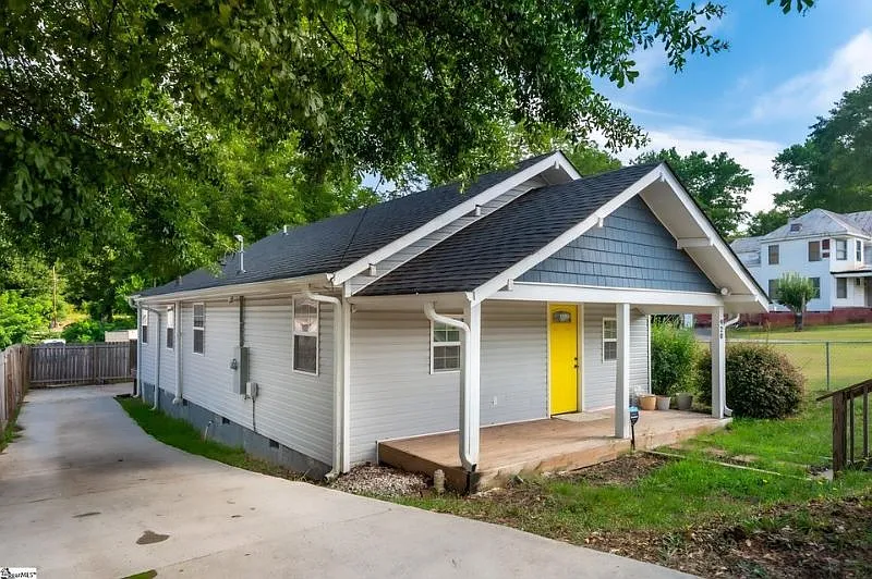 3 bed, 1100 sqft, $2,200 — Photo 3