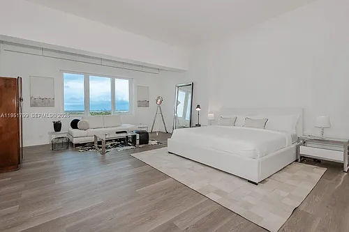 2301 Collins Ave Photo 1