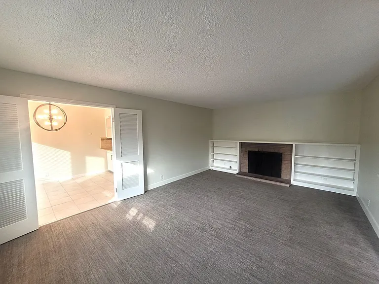 1270-1272 Meredith Way — Photo 2
