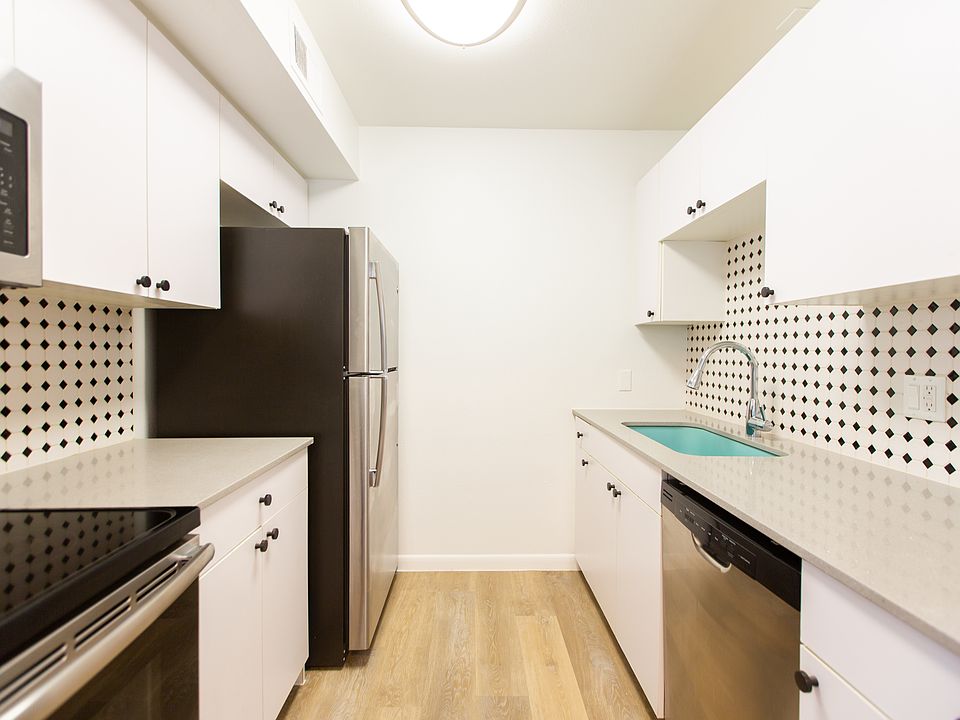 Single level 1 bedroom, 1 bath