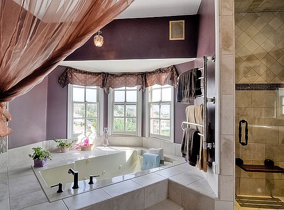 Master Bath with Spa!