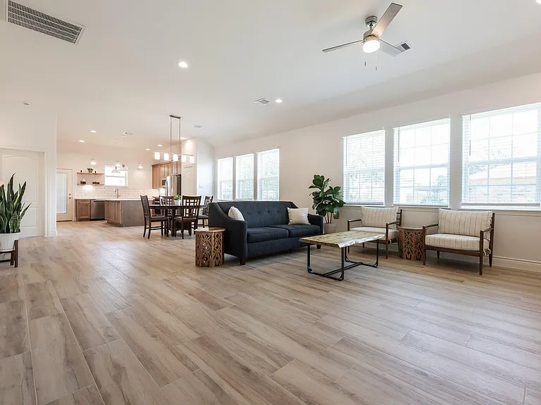 2303 Cunningham Dr — Photo 4