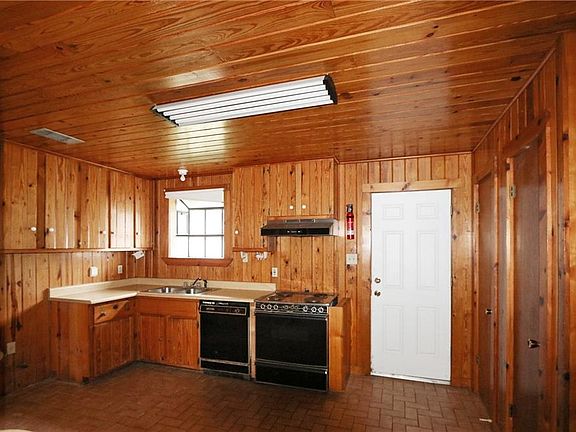 3rd image of 104 Anne Dr