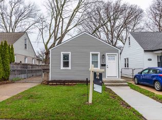 20925 Ridgemont Rd, Harper Woods, MI 48225