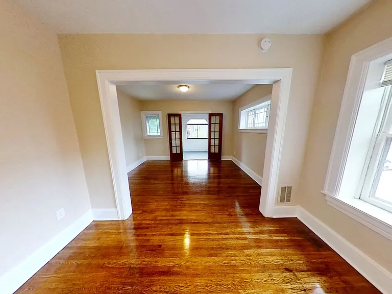 96 Laburnam Cres #3 — Photo 3