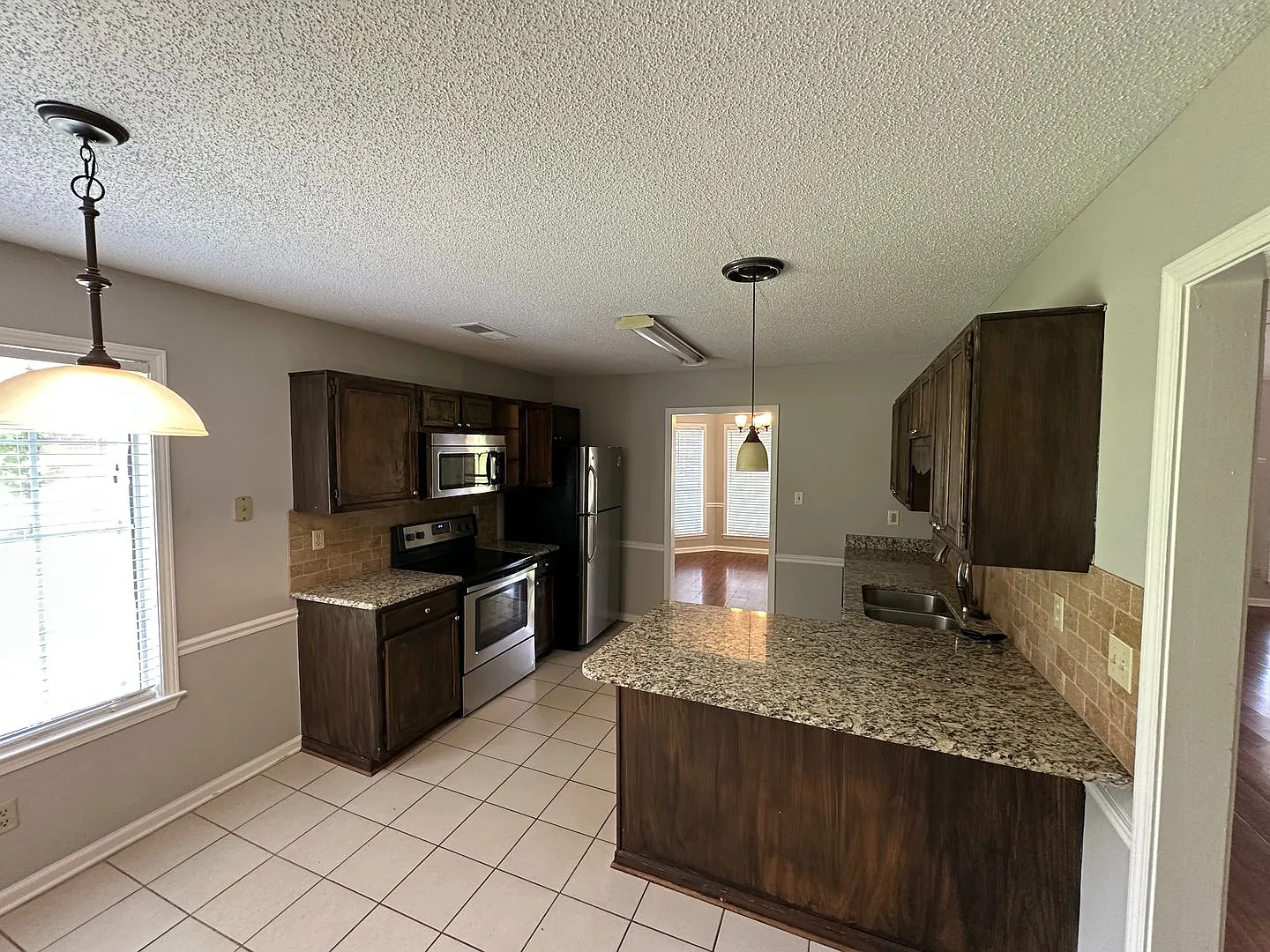 Lovely Bartlett Home In The Beautiful Bartlett Estates Subdivision! Backyard Is Fully Fenced! Pet... — Photo 2