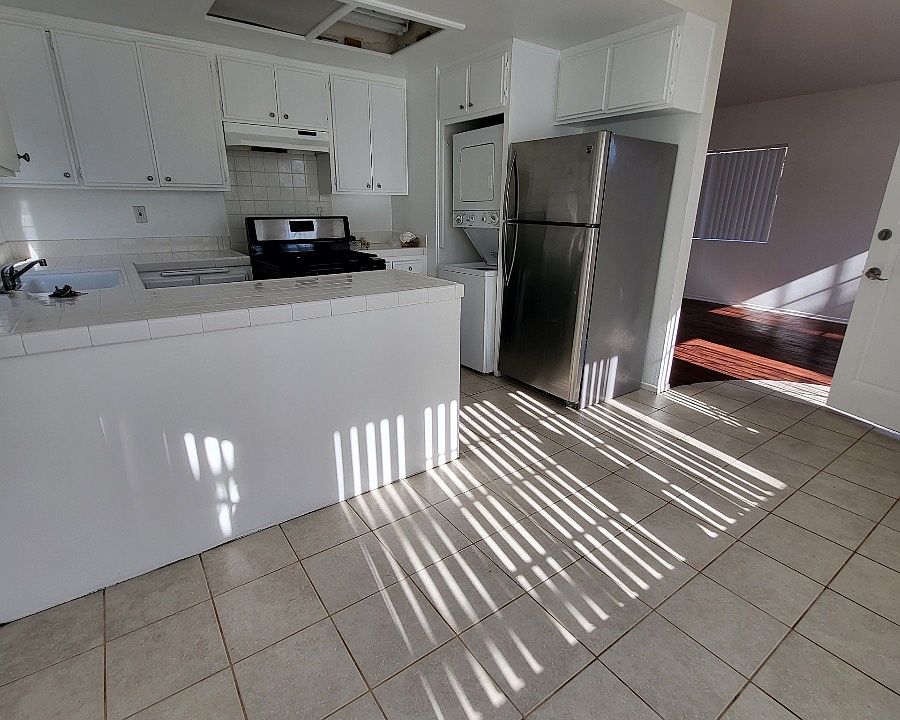 Bright and airy unit with large kitchen and 3 beds 2 baths