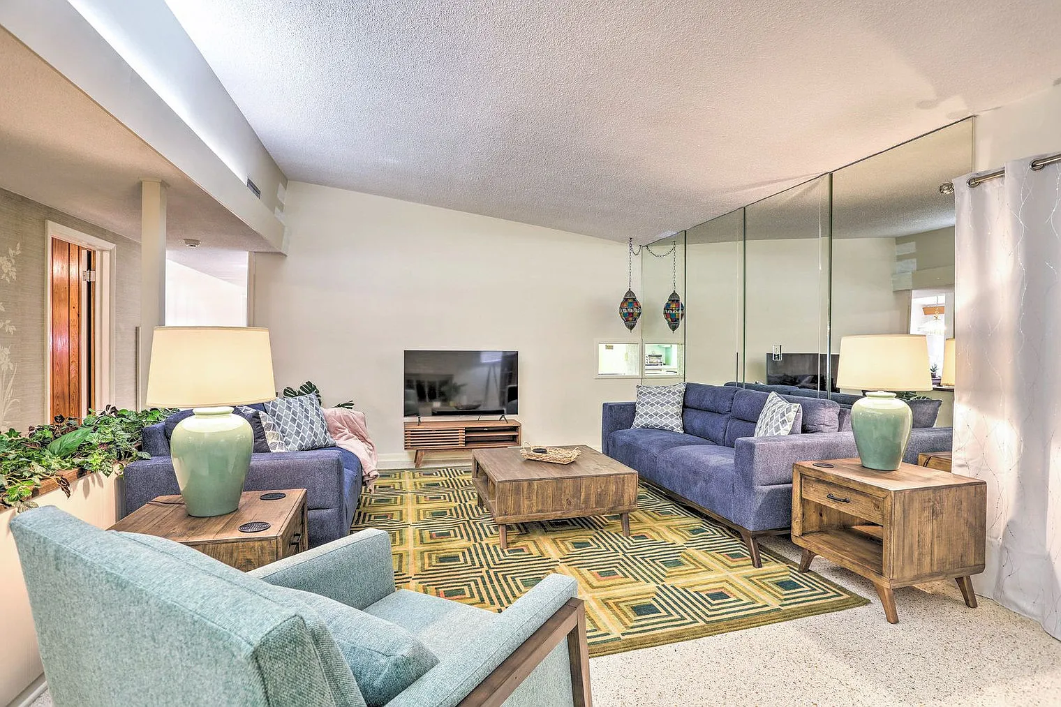 3 bed, 3.0 bath, 1689 sqft, $8,451 — Photo 3