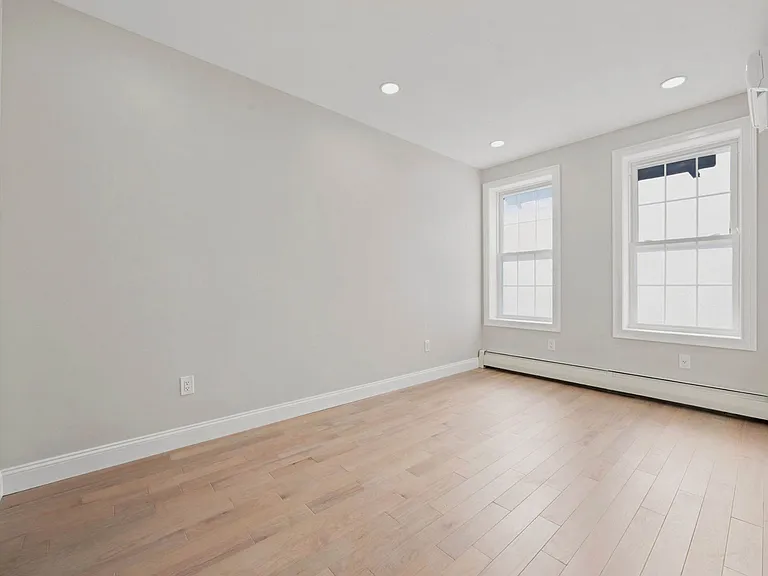 24-41 43rd St #Townhouse 1 — Photo 24