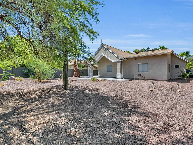 325 E Mitchell Dr — Photo 22