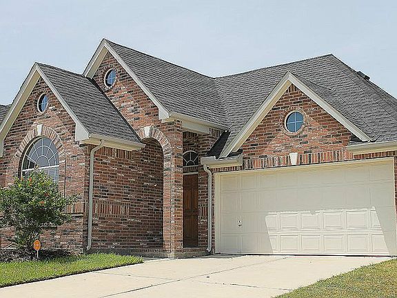 oversized two car garage with lots of driveway space