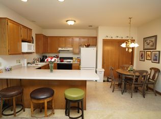 620 W Hillcrest Rd UNIT F, Saukville, WI 53080