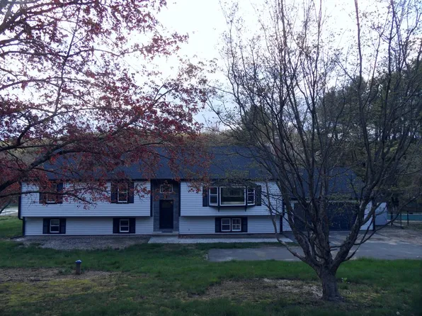 4 Crestview Dr, Woodbridge, CT 06525