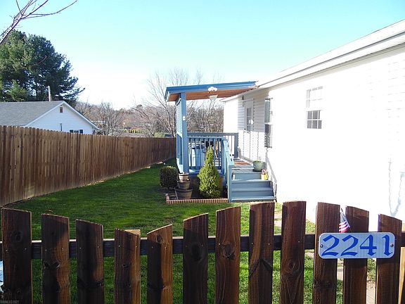 3rd image of 2241 Lucky Ln