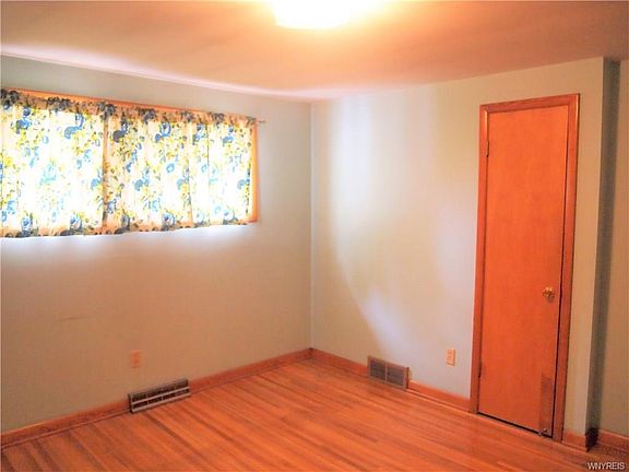 5th image of 147 Zoerb Ave