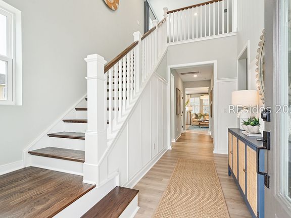 4th image of 36 Middle Island St