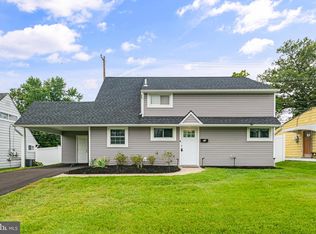22 Roundwood Ln, Levittown, PA