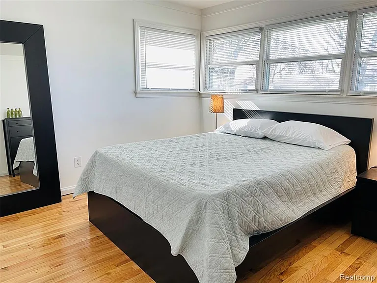 1040 E Maxlow Ave — Photo 11