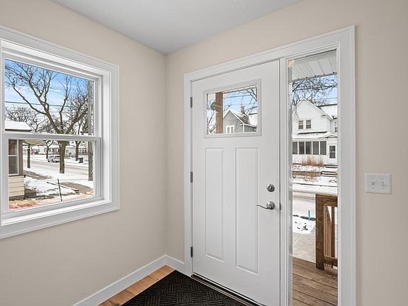 3rd image of 820 26th Ave NE