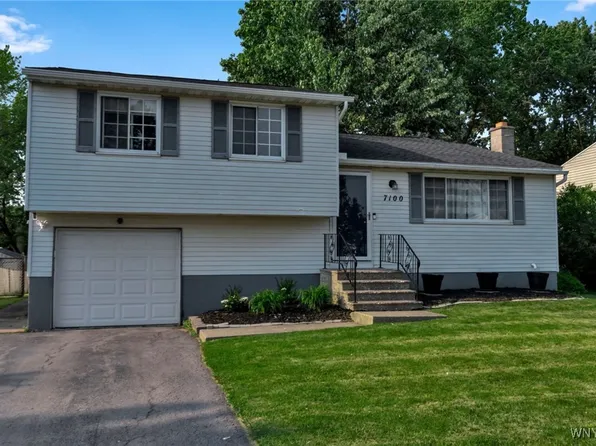 7100 Northview Dr, Lockport, NY 14094