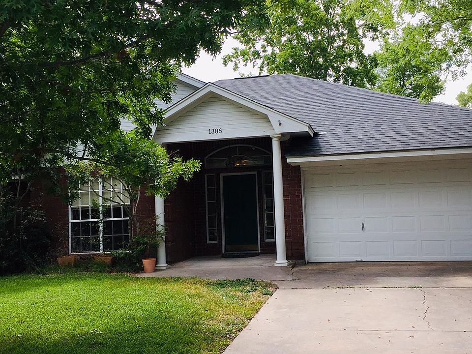 1st image of 1306 Bayou Woods Dr