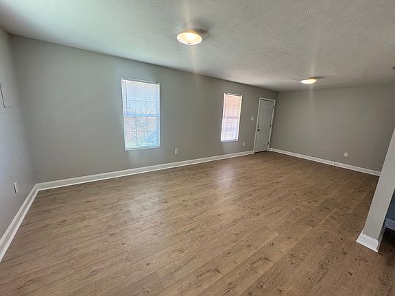 4th image of 1047 Ellis Ln