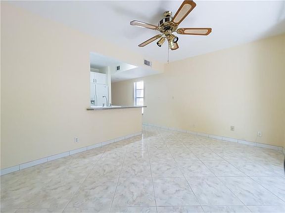 4th image of 560 SE 20th Ave