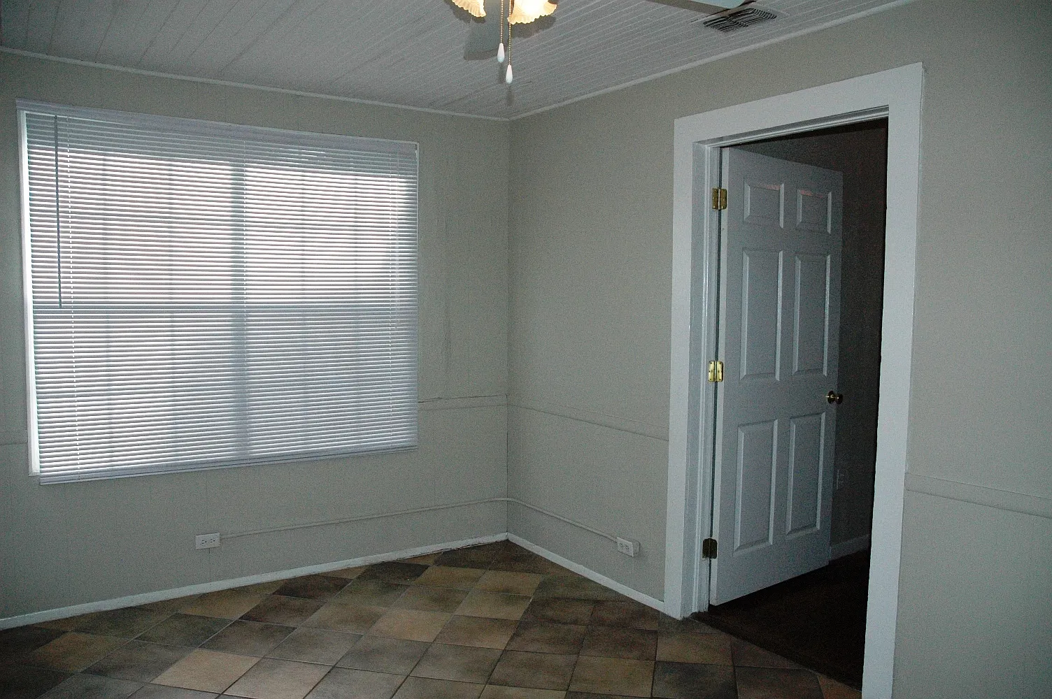 Large 6 Bed/2 Bath Unit Steps from UF! — Photo 3