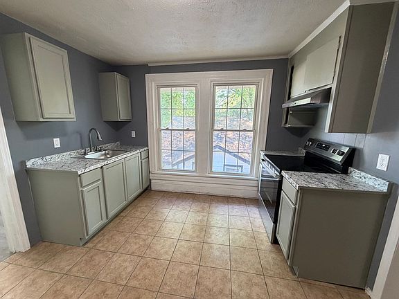 3rd image of 100 E 9th St SW #D