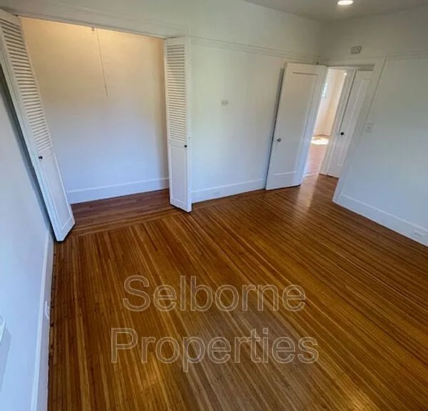 1424 E 20th St — Photo 37
