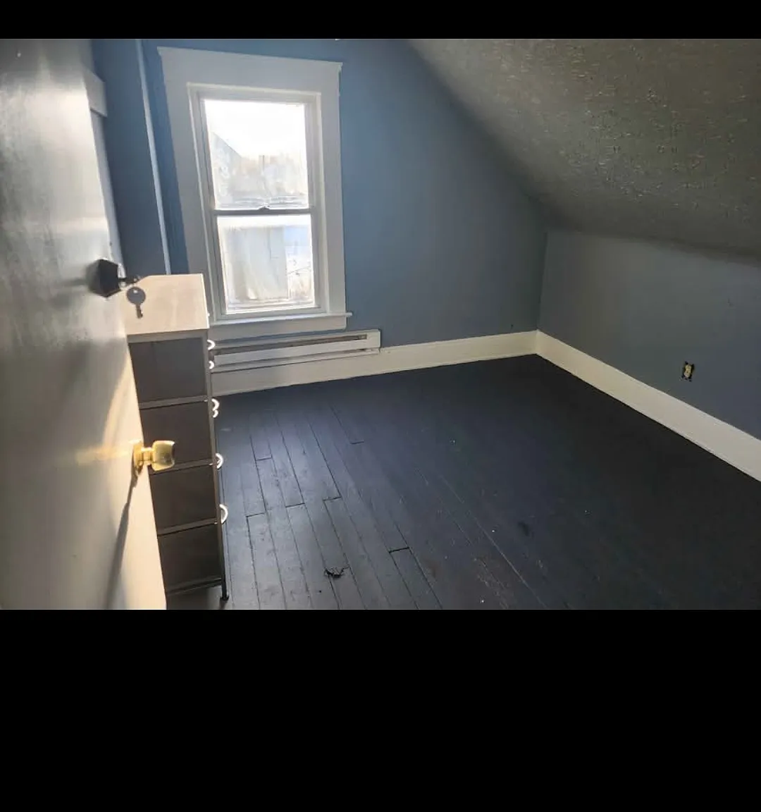 7 bed, 3200 sqft, $650 — Photo 2