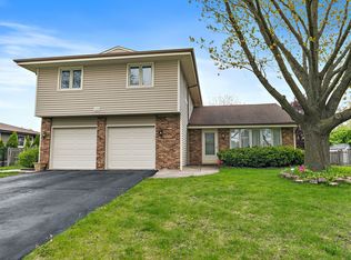 121 Millis Ln, Schaumburg, IL 60193