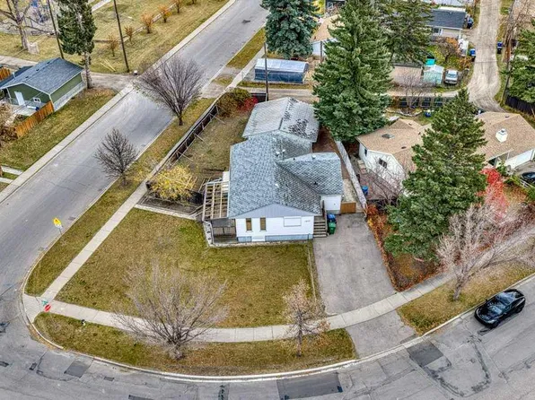 8528 SW Bowglen Rd NW, Calgary, AB T3B 2T3