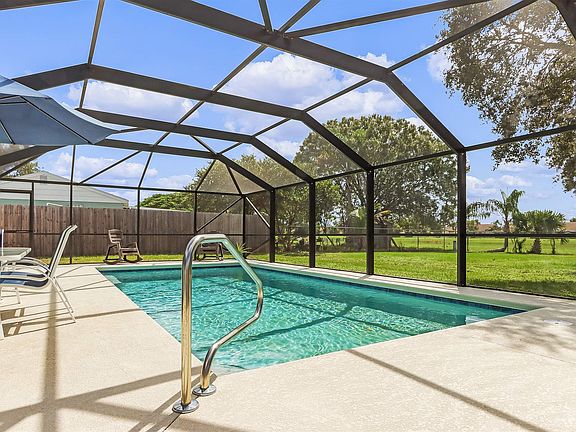 3rd image of 2272 Dunbrooke Cir