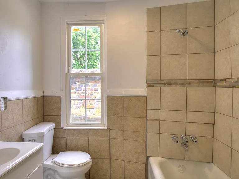 2540 Greenmount Ave — Photo 10