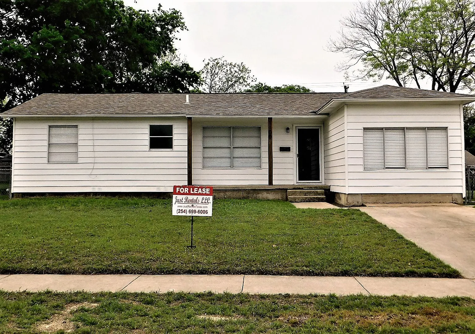 Available NOW Gorgeous 1 story, 4 bedroom, 1 bath home with a fenced yard and storage building in... — Photo 1
