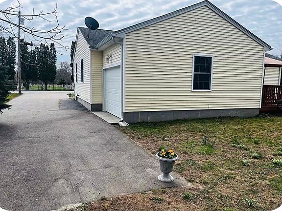 3rd image of 33 Cobblestone Ln